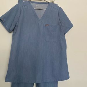 Women’s medium light denim scrum set